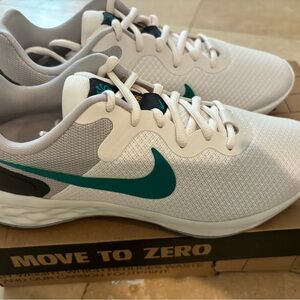 New in Box NIKE REVOLUTION Woman’s sneakers. Sz 7.5